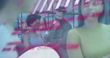 Bilgi işlem mühendisi tablet bisiklet çizelgesi kodunu şeffaf kaplama yoluyla tıklatırken ekip gözden geçirmede başını sallıyor. Teknoloji, veri, işbirliği, analitik, yenilik, dijital, takım çalışması