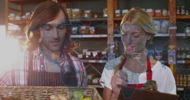 Erkek ve kadın, dijital harita envanteri kaplarken pazardaki sebze sepetini inceliyor. Tarım, işbirliği, ticaret, organik, tazelik, perakende, takım çalışması