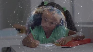 Masada yeşil kalemle çizim yapan çocuk küresel öğrenmeyi gösteren dünya animasyonunu aktifleştiriyor. Eğitim, yenilik, teknoloji, yaratıcılık, odaklanma, entelektüel, öğrenme