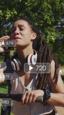 Şehirdeki akıllı telefon kullanan bir kadının sosyal medya veri işleme animasyonu. Küresel hesaplama, dijital arayüz ve veri işleme kavramı dijital olarak oluşturulmuş video.