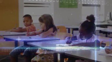 Üç çocuk eğitim için yazı yazarken, masaların üzerindeki kameralar kod büyümesini engelliyor. Öğrenme, konsantrasyon, eğitim, teknoloji, yenilik, odaklanma, yaratıcılık