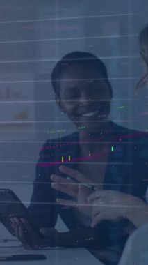 Ofisteki tablet üzerinden fikirleri analiz eden çeşitli iş arkadaşlarının grafiklerinin animasyonu ve ticari verileri. Dijital bileşik, çoklu pozlama, kadın, iş, tartışma, planlama ve teknoloji konsepti,.