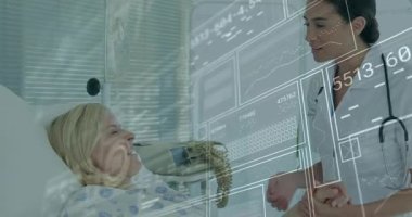 Bakıcı, hastanın omzuna elini koyuyor. Hayati göstergeleri izleyen tıbbi holografik panelleri çalıştırıyor. Sağlık, teletıp, fütürizm, sağlık, şefkat, teknoloji, hasta bakımı