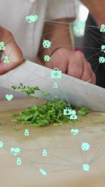 Çeşitli insanların sebze doğraması üzerine kurulmuş simgelerle bağlantı ağının animasyonu. Küresel bağlantılar ve dijital arayüz konsepti dijital olarak oluşturulmuş video.