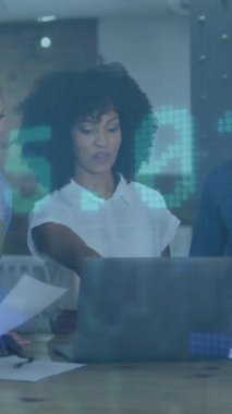 Ofisteki çeşitli iş adamları üzerinde finansal veri işleme animasyonu. Küresel finans, iş, bağlantılar, hesaplama ve veri işleme kavramı dijital olarak oluşturulmuş video.