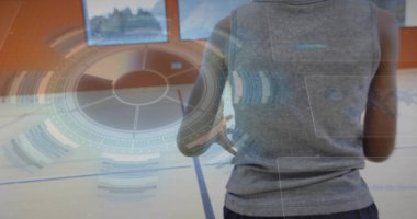 Siyah çocuk spor salonunda mavi kort ve pencerelerle holografik arayüzü tarıyor. Teknoloji, gençlik, oyun, yenilik, eğlence, fiziksel aktivite, modern