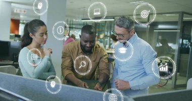 Ofisteki çalışma masasında veri simgeleriyle projeyi tartışan üç klavyeyi işaret ediyor. İşbirliği, takım çalışması, yenilik, modernlik, beyin fırtınası, üretkenlik, dijital