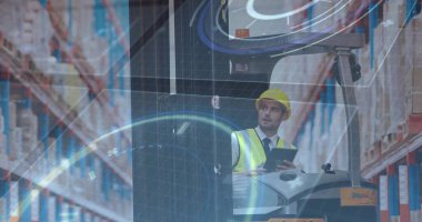 Kasketli forklift operatörü ve depo kontrollerinde çelik yelek danışmanlık tableti, kutular dolusu. Sanayi, lojistik, depo, otomasyon, envanter, yönetim, teknoloji