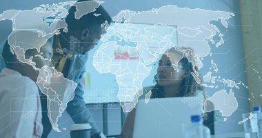 Konferans odasında, dünya haritasının dizüstü bilgisayarlarla strateji tartışması yapan iş ekibini analiz ediyorum. İşbirliği, takım çalışması, yenilik, dijital, profesyonel, beyin fırtınası, modern