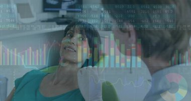 Diş hekimi, beyaz önlük ve eldiven giyip yeşil sandalyeli ve çizelgeli diş hekiminde hasta kontrol ediyor. Klinik, sağlık, tanı, teknoloji, profesyonel, hijyen, tedavi