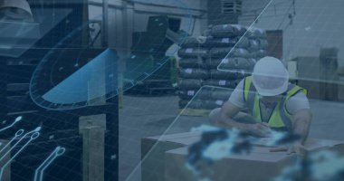 Güvenlik teçhizatı takan, yüksek teknoloji tesislerinde sandık envanteri dolduran yaslı bir erkek işçi. Kopya alanı. Sanayi, lojistik, otomasyon, siber güvenlik, envanter, verimlilik, modern