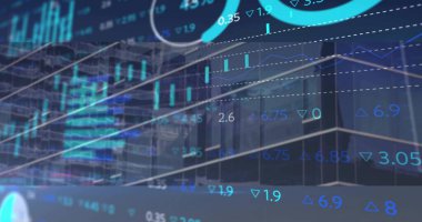 Şehir merkezinin dış cephesi, şamdan çubukları ve trend çizgileriyle birlikte mali harita verileri üst üste yerleştiriliyor. Finansal, teknoloji, analitik, kurumsal, modern, dijital, yenilik