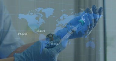 Klinik laboratuvar bankında şırınga ve şişe tutan eldivenli el ele tutuşmalar, dijital dünya haritası örtüsü. Tıbbi, teknoloji, fütüristik, laboratuvar, sağlık, araştırma, yenilik