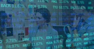 Yazılı dosyalar, yapışkan notlar, kahve fincanı ve klasörlerle ofiste tartışan üç meslektaş. İşbirliği, takım çalışması, veri analizi, ofis ortamı, beyin fırtınası, verimlilik