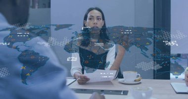 İş elbiseli kadının konferans odasında dizüstü bilgisayar ve holografik haritayla sunumu. Şirket, yenilik, teknoloji, işbirliği, profesyonel, modern, analiz