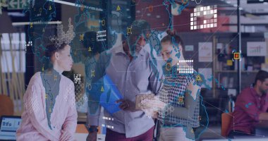 Cam duvarları, tableti, mavi klasörü ve dizüstü bilgisayarı olan üç profesyonel iş birliği yapıyor. İşbirliği, takım çalışması, modern, dijital, iş, yenilik, çalışma alanı