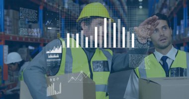 Depo ekibi, dağıtım merkezindeki veri örtüsü ile kutuları kontrol ediyor. Lojistik, tedarik zinciri, verimlilik, analitik, sanayi, takım çalışması, teknoloji