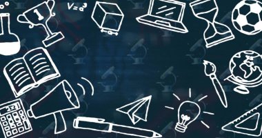 Fen karalamalarının, lacivert tahtaya doldurulduğu bir karalama. Kupa ve hesap makinesiyle. Eğitici, bilimsel, yaratıcılık, yenilik, öğrenme, bilgi, beyin fırtınası