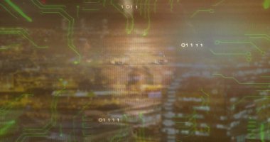 Yarı saydam yetişkin erkek yüzünü neon yeşil devreler ve ikili kodla gökyüzünde birleştirmek. Gelecek, teknoloji, siber, dijital, yenilik, ağ, soyut