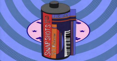 Üzerinde kırmızı lakap ve barkod bulunan soluk pembe platformda duran antika bir film kutusu. Retro, nostalji, grafik, dijital sanat, koleksiyon, tasarım, soyut