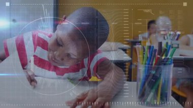 Sınıf ödevini bitiren öğrenci. Çerçeveleme başlığını üst üste koyup telefonu dinliyor. Eğitim, sınıf, öğrenci, öğrenim, kırtasiye, teknoloji, odaklanma