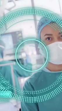 Gülümseyen kadın cerrah üzerinde tıbbi veri işleme animasyonu. Küresel tıp, sağlık, dijital arayüz, bilgisayar ve veri işleme kavramı dijital olarak oluşturulmuş video.