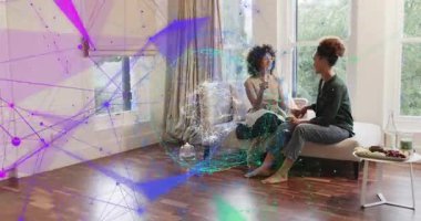 İki orta yaşlı kadın su şişesini yerleştiriyor ve pencere kenarında dans partisi başlatıyorlar. Arkadaşlar, kutlama, zarafet, eğlence, neşe, yaşam tarzı, neşe