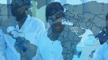 Laboratuvar ekibi mikroskop aracılığıyla pipetleme sırasında dünya haritasını ve küresel veri simgelerini inceliyor. Bilim adamları, işbirliği, yenilik, kesinlik, teknoloji, araştırma, laboratuvar