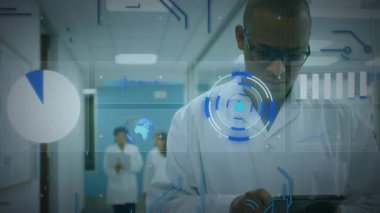 Erkek bilim adamı tableti tıkırdatıyor ve araştırma laboratuarında analiz için ekip yaklaşırken çizelgeleri canlandırıyor. İşbirliği, yenilik, teknoloji, biyomedikal, analitik, takım çalışması, profesyonel