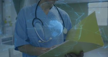 Steteskop açık klasörü olan hemşire, bakım planını doğrularken açık bir hologram atımına neden oluyor. Tıbbi, teknoloji, sağlık, yenilik, fütüristik, profesyonel, klinik