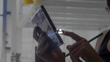 Stylus 'la tableti tıklatan ve teknik demo için canlı ağ görselleştirmesini etkinleştiren kadın. Teknoloji, dijital, yenilik, bağlantı, çalışma alanı, modern arayüz