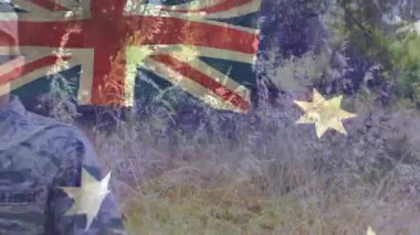 Alanın üzerinde bayrak kaplaması zayıflıyor ve ABD Hava Kuvvetleri üyesinin savunma ittifakını simgelediğini gösteriyor. Vatanseverlik, ordu, açık hava, taktik, cesaret, disiplin, dayanıklılık.