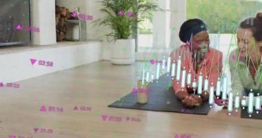 Spor partnerleri akıllı telefondan fitness uygulamasını araklıyor, animasyon çizelgelerini izliyor. Fitness, yoldaşlık, sağlık, motivasyon, modern, gündelik, arkadaşlık