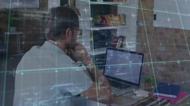 Yetişkin adam dizüstü bilgisayarı açıyor, güç veriyor ve kodları teknik şebeke ve yüzen veriler olarak inceliyor. Gelecekçi, teknoloji, yenilik, çalışma alanı, geliştirme, aksesuarlar, üretkenlik