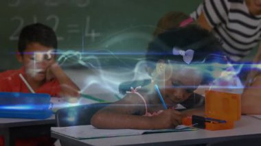 Dijital dalga süpürme sınıfı, öğretmen öğrenciye gülümseyerek öğretirken yazma işlemini başlatıyor. Eğitim, sınıf, öğrenme, çocuklar, öğretmen, teknoloji, odaklanma