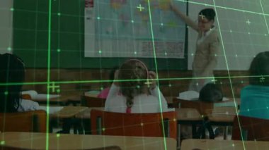 Eğitim eğitmeni haritada işaretleri süpürüp öğrencileri el kaldırmaya teşvik eden bir sınav istiyor. Sınıf, öğretim, öğrenme, müfredat, eğitim, eğitim, akademik