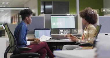 Pazarlama ekibi raporları inceliyor, animasyon simgeleri yaratıp dizüstü bilgisayarın etrafında çatışmaları takip ediyor. İşbirliği, takım çalışması, dijital ölçüler, profesyonel, ofis, veri analizi, modern