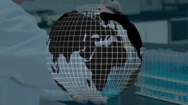 Araştırmacı, laboratuvar araştırmalarını gösteren kablo çerçevesini değiştirirken sıvıyı borulara yerleştiriyor. Bilim, yenilik, kesinlik, deney, küresel, analiz, teknoloji