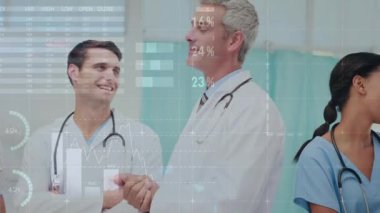 Hastanedeki kıdemli doktor ölçümleri gözden geçiren meslektaşlarını sıralayan veriler üretiyor. Sağlık, takım çalışması, işbirliği, teşhis, tıbbi teknoloji, profesyonel, analitik