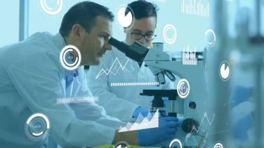 Sol bilimadamı mikroskoba yaslanıyor, sağ meslektaşı laboratuvar verilerini gösteriyor. Araştırma, yenilik, kesinlik, profesyonellik, takım çalışması, bilimsel, analitik