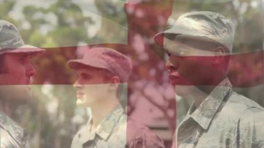 Kıdemsiz asker, astsubay onuruna eğitim sahasında sürüklenen bayrak üstüne selam veriyor. Askeri, disiplin, yoldaşlık, tören, protokol, vatanseverlik, gelenek