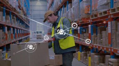 Depo çalışanı, envanter kontrolü sırasında paketleri palete yerleştiriyor ve veri ağını canlandırıyor. Lojistik, otomasyon, tedarik zinciri, veri analizi, dijital dönüşüm, depo, teknoloji