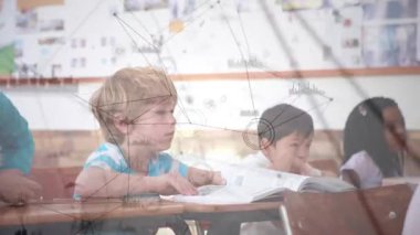 Öğretmenlikten sonra öğrenciler duruş değiştirip ders dinlerken ders kitaplarını açıyorlar. Sınıf arkadaşları, eğitim, öğrenme, takım çalışması, çeşitlilik, odak, sınıf