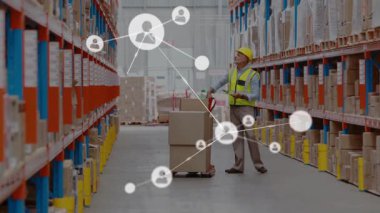 Kask tarama kutuları takan lojistik işçisi raflarda birbirine bağlanan animasyon düğümlerine neden oluyor. Sanayi, teknoloji, ağ, verimlilik, envanter, otomasyon, bağlantı