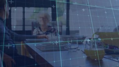 Ahşap masanın üzerinde beliren şeffaf teknoloji şebekesi üzerinde pencere kenarında bağlantı arayan yaşlı çift. Yemek, samimiyet, iletişim, dinginlik, teknoloji, doğal ışık, arkadaşlık.