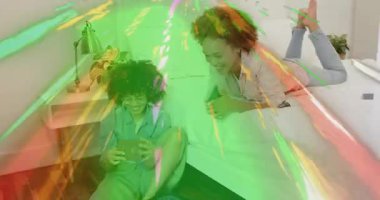 İki arkadaş pasaportlarını ve renkli kıyafetlerini karşılaştırıyor, seyahat için bavullarını kapatıyorlar. Seyahat, dostluk, hazırlık, yaşam tarzı, boş zaman, hareketli, gündelik