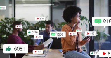 İş arkadaşı tableti tıklatıyor, canlandırma baloncukları fırlatıyor ve pazarlama etkinliğini ölçen ikonlar gibi. İşbirliği, beyin fırtınası, dijital, analitik, takım çalışması, modern, iyimserlik