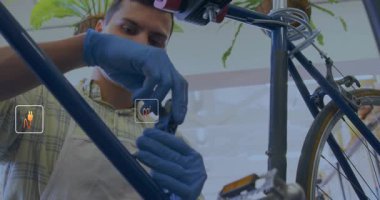 Tamirci hex anahtarı alıyor ve emniyet için bisiklet iskeletine kelepçe takıyor. Tamir, onarım, bakım, endüstriyel, diy, atölye, araçlar