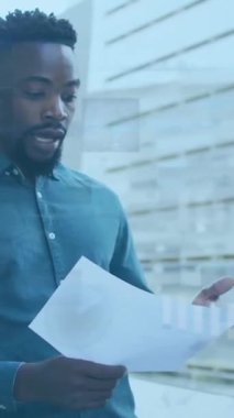 Muhtelif meslektaşların ofiste iş görüşmesi üzerine veri işleme animasyonu. Küresel iş, iletişim, finans ve dijital arayüz kavramı dijital olarak oluşturulmuş video.