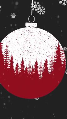 Yılbaşı süslemeleri üzerine düşen kar taneleri siyah arka planda asılı duruyor. Noel şenliği ve kutlama konsepti